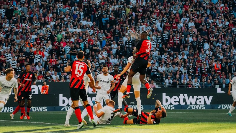 Frankfurt vs Freiburg - Đôi công quyết liệt