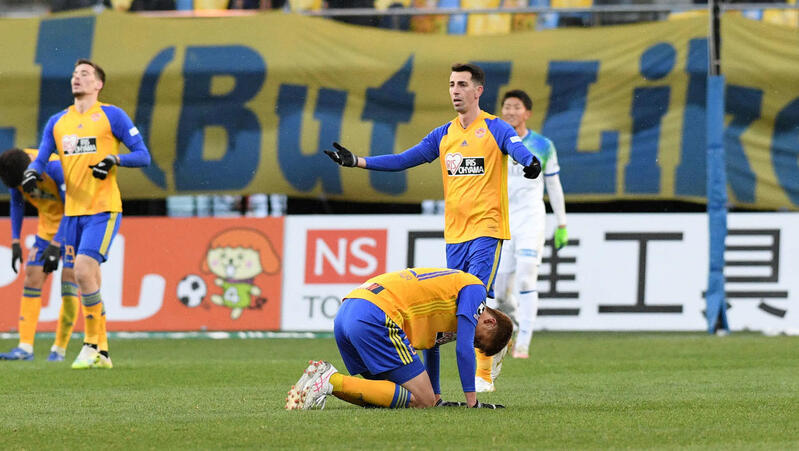 Iwaki vs Vegalta Sendai - Đôi công mãn nhãn